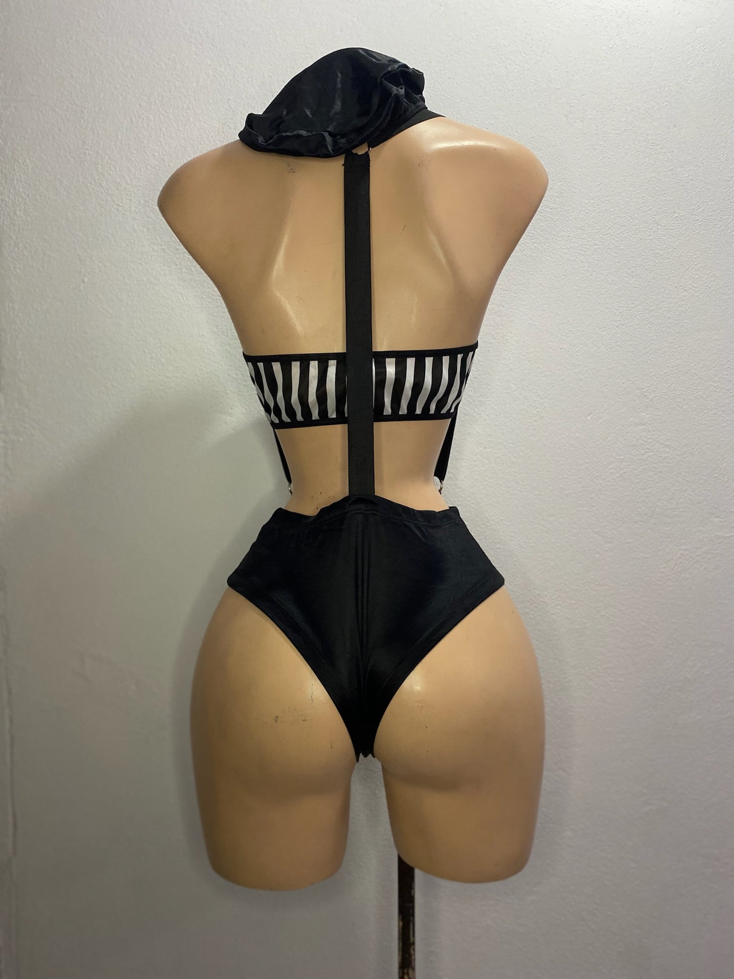 Disfraz "Mimo Chic" – Estilo a Rayas y Tirantes de Poder