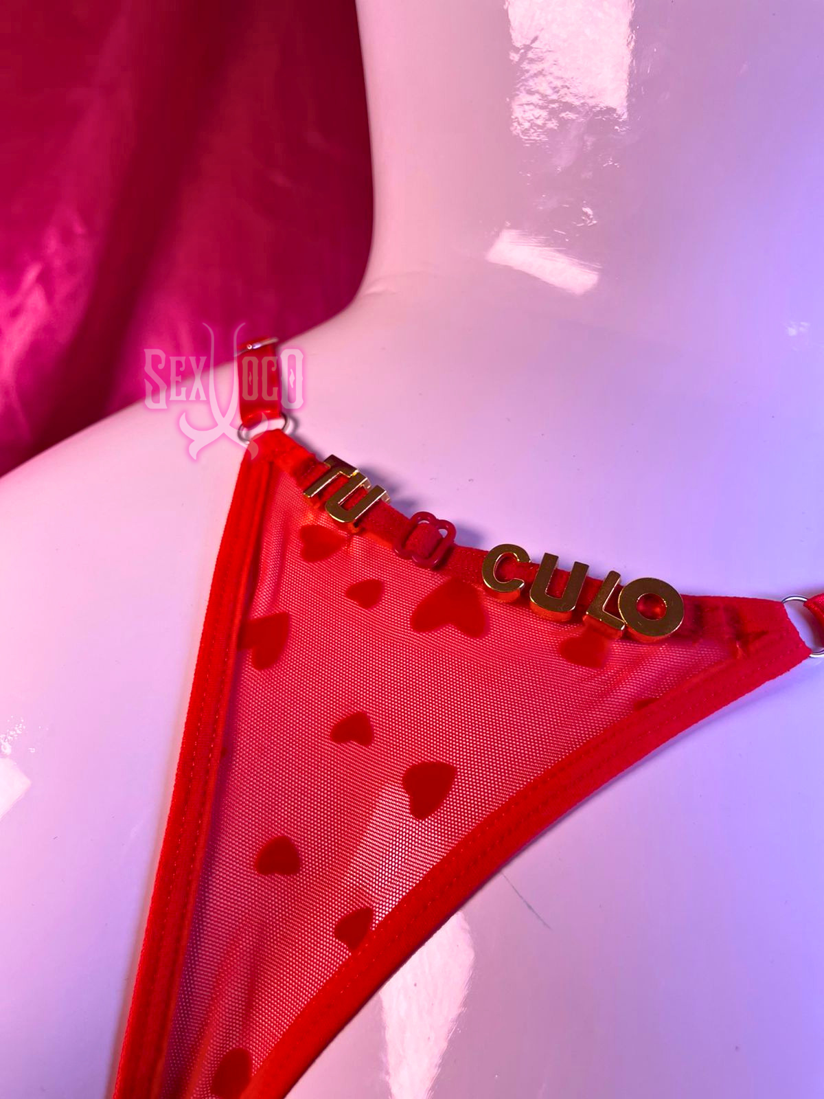 Panty roja de tul con corazones y letras doradas que dicen TU CULO lencería Sex Shop Xoco.