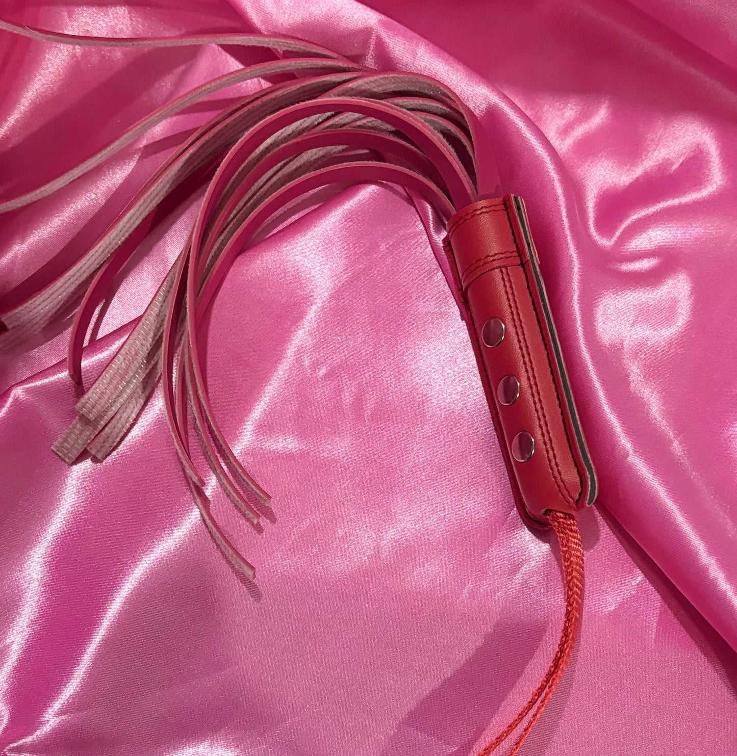 Flogger de Cuero Sintético – Juego de Impacto y Sensaciones (G y CH) 🖤⛓️