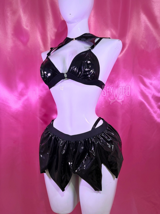 Set de Lencería Vampira en Charol con Minifalda en Picos
