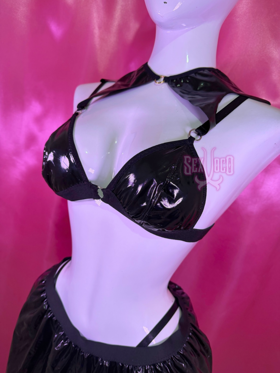 Set de Lencería Vampira en Charol con Minifalda en Picos