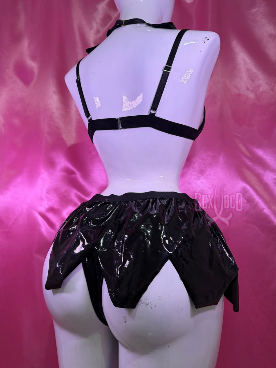 Set de Lencería Vampira en Charol con Minifalda en Picos