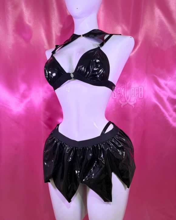 Set de Lencería Vampira en Charol con Minifalda en Picos